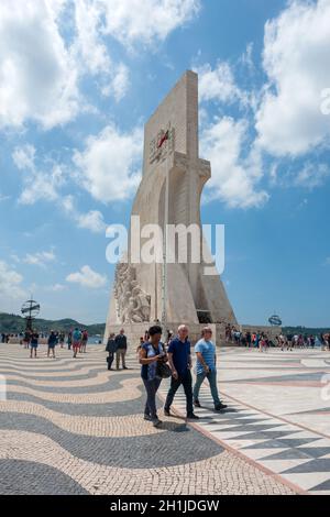 Lissabon, Portugal - 27. Mai 2018: die Menschen besuchen Padrao dos Descobrimentos (Denkmal der Entdeckungen) in Lissabon, Portugal Stockfoto