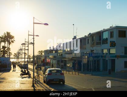 PAPHOS, ZYPERN - 13. FEBRUAR 2019: Einkaufsstraße entlang der Straße an der Paphos Promenade, Zypern Stockfoto