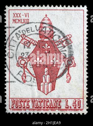 Stempel im Vatikan ausgestellt zeigt das Wappen von Papst Paulus VI, circa 1963. Stockfoto