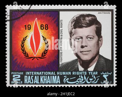 Stempel in der Ras Al Khaimah ausgestellt zeigt John F. Kennedy (1917-1963), die internationalen Menschenrechte Jahr, circa 1968. Stockfoto