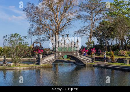 Bali, Indonesien - 17. September 2019: Menschen, die die Gärten des Wasserpalastes von Tirtagangga auf Bali, Indonesien, besuchen Stockfoto