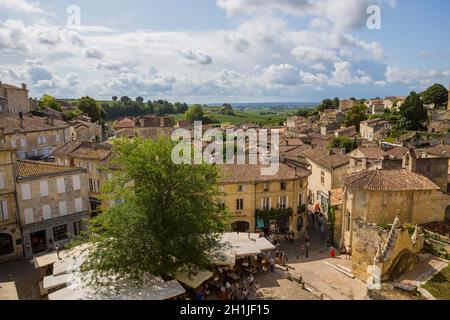 Saint Emilion, Frankreich - 11 August, 2019: die Menschen genießen den Blick auf das Zentrum der alten mittelalterlichen Stadt Saint Emilion, in Aquitanien, Frankreich Stockfoto