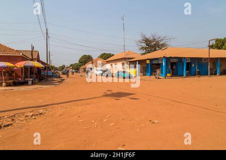 Bissau, Republik Guinea-Bissau - 6. Januar 2020: Straßenszene in der Stadt Bissau mit Menschen auf der Straße, Guinea-Bissau Stockfoto