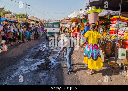 Bissau, Republik Guinea-Bissau - 6. Januar 2020: Straßenlandschaft in der Stadt Bissau mit Menschen auf dem Straßenmarkt, Guinea-Bissau Stockfoto