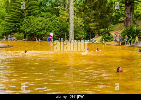 Furnas, Azoren, Portugal - 16. August 2020: Schwimmen in einem Mineralbad im botanischen Garten Terra Nostra in Furnas, Sao Miguel isran Stockfoto