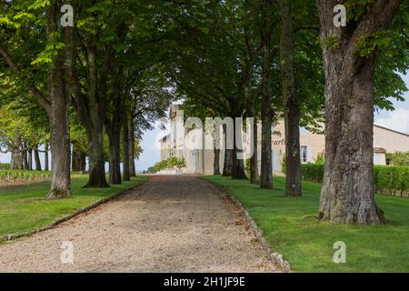 Saint-Emilion, Frankreich - 12. August 2019 : Eingang zum Bauernhof in der kleinen französischen Stadt Saint-Emilion. Eine Stadt, die in der Welt für ihre feinen Weine bekannt ist Stockfoto