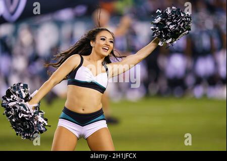 Philadelphia, Pennsylvania, USA. Oktober 2021. Philadelphia Eagles Cheerleaders in Aktion während des NFL-Spiels zwischen den Tampa Bay Buccaneers und den Philadelphia Eagles im Lincoln Financial Field in Philadelphia, Pennsylvania. Christopher Szagola/CSM/Alamy Live News Stockfoto