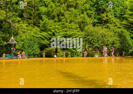 Furnas, Azoren, Portugal - 16. August 2020: Schwimmen in einem Mineralbad im botanischen Garten Terra Nostra in Furnas, Sao Miguel isran Stockfoto