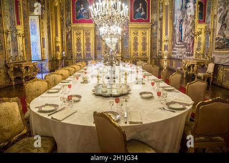 VENARIA REALE, ITALIEN - CA. AUGUST 2020: Luxuriöser Speisesaal im Barockstil mit Galadinner-Tisch-Setting Stockfoto