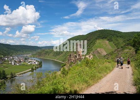 BEILSTEIN, DEUTSCHLAND - 21. JUNI 2020: Touristen auf dem Moselsteig bei Beilstein mit Panoramablick und Burgruine am 21. Juni 2020 in Deutschland Stockfoto