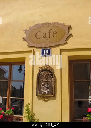 Prag, Tschechische Republik - 27. Juni 2010: Prag, Tschechische Republik - 31. Dezember 2017: Die Fassade des alten Hauses und der alten Architektur in der Altstadt von Prag Stockfoto