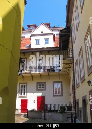 Prag, Tschechische Republik - 27. Juni 2010: Prag, Tschechische Republik - 31. Dezember 2017: Die Fassade des alten Hauses und der alten Architektur in der Altstadt von Prag Stockfoto