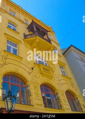 Prag, Tschechische Republik - 27. Juni 2010: Prag, Tschechische Republik - 31. Dezember 2017: Die Fassade des alten Hauses und der alten Architektur in der Altstadt von Prag Stockfoto