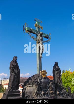 Prag, Tschechische Republik - 31. Dezember 2017: Statuen des Heiligen Kreuzes - Kalvarienberg - Karlsbrücke, Prag Stockfoto