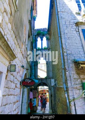 Kotor, Montenegro - 07. Mai 2014: Die schmale Straße in Kotor an einem schönen Sommertag, Montenegro Stockfoto