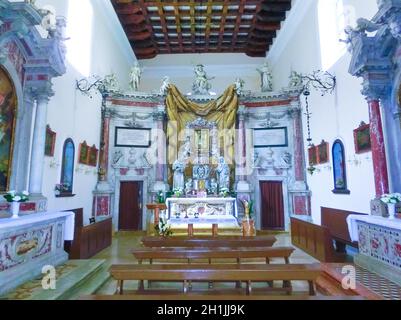 Kotor, Montenegro - 07. Mai 2014: Innenansicht der St.-Lukas-Kirche auf dem St.-Lukas-Platz, umgeben von traditionellen Steinhäusern in der Altstadt von Kotor, Monten Stockfoto