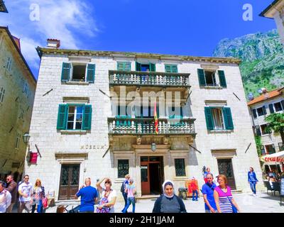 Kotor, Montenegro - 07. Mai 2014: Menschen, die am 07. Mai auf dem Platz des heiligen Lukas, umgeben von traditionellen Steinhäusern, in der Altstadt von Kotor, Montenegro, Stockfoto