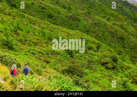 Sao Miguel, Azoren, Portugal, 16. August 2020: Touristen wandern in Lagoa do Fogo Stockfoto