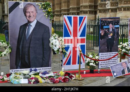 London, Großbritannien. Oktober 2021. Eine Hommage und ein Gedenkgottesdienst an den Parlamentsabgeordneten von Sir David Amess in der Abingdon Street, London, Mitglieder der anglo-iranischen Gemeinschaften, Unterstützer des Nationalen Widerstandsrates des Iran (NCRI) und des Britischen Komitees für iranische Freiheit (BCFIF), Hielt eine Gedenkfeier gegenüber dem britischen Parlament ab, um Sir David Amess mit Blumen zu ehren. Kredit: SOPA Images Limited/Alamy Live Nachrichten Stockfoto