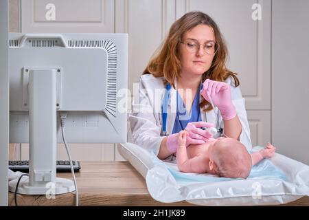 Der Arzt entfernt bei einem Neugeborenen eine laufende Nase mit einer Absaugvorrichtung. Krankenschwester in Uniform behandelt Kindernase für Grippe Stockfoto