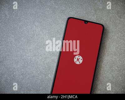 LOD, Israel - 8. Juli 2020: KineMaster - Video Editor und Movie Maker App Launch Screen mit Logo auf dem Display eines schwarzen Smartphone auf ceram Stockfoto