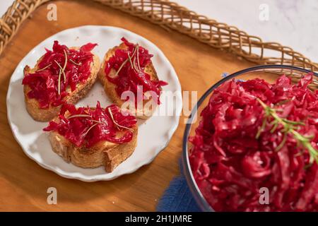 Rotkohl-Sauerkraut hausgemachtes Rotkohl-Sauerkraut, fertig zum Essen. Stockfoto