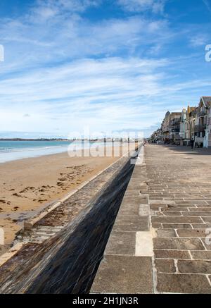 Saint-Malo, Frankreich - 14. September 2018: Blick auf den Strand und die Promenade in Saint-Malo. Bretagne, Frankreich Stockfoto