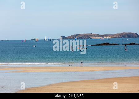 St Malo, Frankreich - 15. September 2018: Windsurfer surfen am Strand in Saint Malo. Bretagne, Frankreich Stockfoto