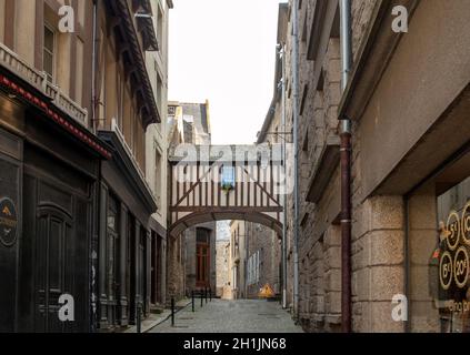 Saint-Malo, Frankreich - 14. September 2018: Schmale Straße in St Malo, Bretagne, Frankreich Stockfoto