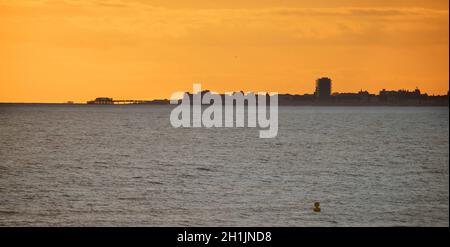 Blick über das Meer von Brighton und Hove nach Westen in Richtung Worthing Sussex, England, Großbritannien Stockfoto