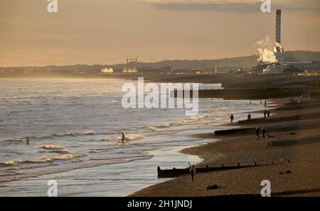 Blick nach Westen über die Strände von Brighton in Richtung West Hove, Portslade, Shoreham. East Sussex, England, Großbritannien Stockfoto