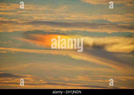 Ein kreisförmiger horizontaler Bogen (manchmal auch als „Feuerregenbogen“ bezeichnet) - ein optisches Phänomen, das zur Familie der Eishalos gehört, die durch die Brechung von Sonnenlicht oder Mondlicht in plattenförmigen Eiskristallen in der Atmosphäre entstehen. Fotografiert in England, Großbritannien Stockfoto