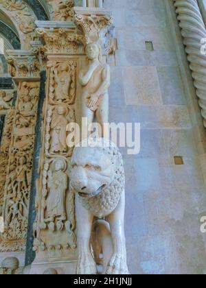 Ein Detail des Eingangs der Kathedrale des hl. Laurentius in der historischen Stadt Trogir an der Adria in Kroatien Stockfoto