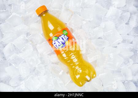 Stuttgart, Deutschland - 31. August 2021: Limonade-Softdrink von Fanta in einer Plastikflasche auf Eiswürfeln in Stuttgart. Stockfoto