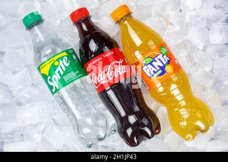 Stuttgart, 31. August 2021: Coca Cola Coca-Cola Fanta Sprite Limonade Getränke in Plastikflaschen auf Eiswürfeln in Stuttgart, Deutschland. Stockfoto