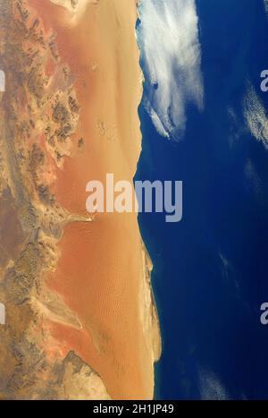 Ein Blick auf die Erde von der Internationalen Raumstation: .die Sanddünen Namibias eine optimierte und digital verbesserte Version eines NASA/ESA-Bildes. Obligatorische Gutschrift: NASA/ESA/T. Pesquet. Hinweis: Nutzungseinschränkungen: Nicht als Billigung zu präsentieren. Stockfoto