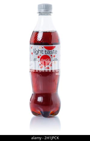 Stuttgart, Deutschland - 29. August 2021: Coca Cola Coca-Cola Light Cola Limonade Softdrinkflasche isoliert auf weißem Hintergrund in Stuttgart, Deutschland. Stockfoto