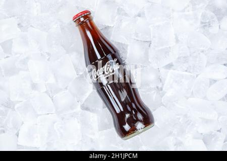 Stuttgart, Deutschland - 31. August 2021: Coca Cola Coca-Cola Flasche Limonade Softdrink auf Eiswürfeln in Stuttgart, Deutschland. Stockfoto