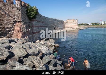 Istanbul, Türkei - 06-11-2017 : Seeseite der Istanbuler Stadtmauer im Stadtteil Samatya Stockfoto