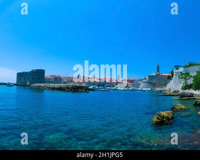 Blick durch die Festung und Marina in der Altstadt von Dubrovnik, Kroatien. Dubrovnik ist ein UNESCO Weltkulturerbe Stockfoto