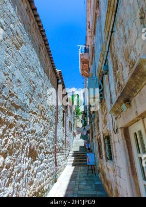 Dubrovnik, Kroatien - 07. Juni 2015: Die schmale Straße in der Altstadt von Dubrovnik, Kroatien am 07. Juni 2015 . Dubrovnik ist ein UNESCO-Weltkulturerbe Stockfoto