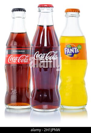 Stuttgart, 24. August 2021: Coca Cola Coca-Cola Fanta Produkte Limonade Limonade Getränke in Flaschen isoliert auf weißem Hintergrund in Stuttgart, Stockfoto