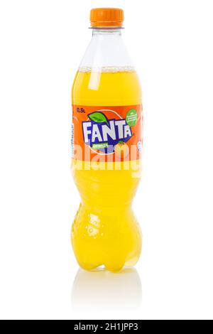 Stuttgart, Deutschland - 29. August 2021: Auf weißem Hintergrund isolierte Limonade-Softdrink-Plastikflasche von Fanta in Stuttgart. Stockfoto