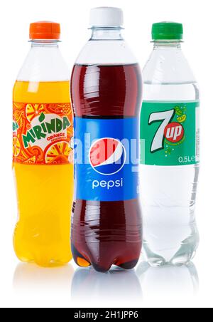 Stuttgart, Deutschland - 24. August 2021: Pepsi Cola 7 nach oben Mirinda Limonade Softdrinks in Plastikflaschen isoliert in Stuttgart, Deutschland. Stockfoto