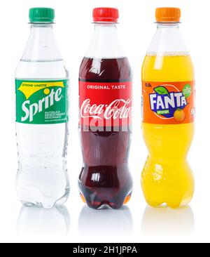 Stuttgart, 29. August 2021: Coca Cola Coca-Cola Fanta Sprite Produkte Limonadengetränke in Plastikflaschen isoliert auf weißem Hintergrund in S Stockfoto