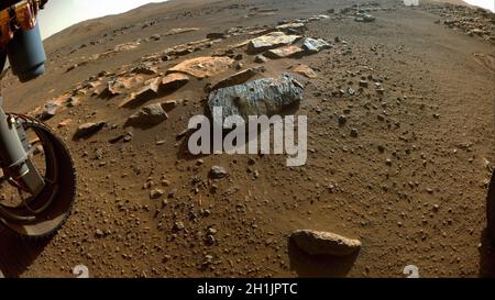 Der Ausdauer-Mars-Rover der NASA hat dieses Foto des Felsens Rochette am 7. September 2021, PDT, aufgenommen. Das Loch auf der linken Seite ist bekannt als 'Montagnac' (gebohrt am 7. September) und das Loch auf der rechten Seite ist bekannt als 'Montdenier' (gebohrt am 1. September). Unter dem Loch rechts ist ein runder Punkt zu sehen, an dem der Rover einen Teil der Felsoberfläche abrieb, den Spitznamen „Bellegarde“. Mars. Eine optimierte und verbesserte Version eines NASA-Bildes / Credit NASA. Stockfoto