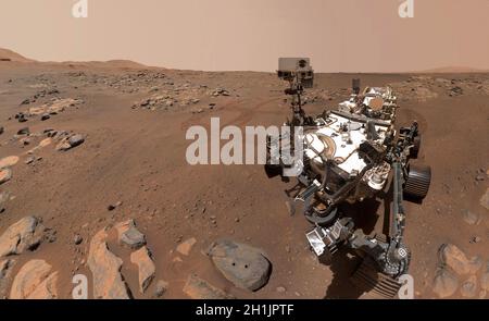 Der Ausdauer-Mars-Rover der NASA nahm dieses Selfie über einem Felsen mit dem Spitznamen „Rochette“ am 10. September 2021, dem 198. Marstag, oder sol der Mission, auf. Es sind zwei Löcher zu sehen, in denen der Rover mit seinem Roboterarm Gesteinskernproben bohrten konnte. Mars. Eine optimierte und verbesserte Version eines NASA-Bildes / Credit NASA. Stockfoto