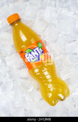 Stuttgart, Deutschland - 31. August 2021: Fanta Limonade Softdrink in einer Plastikflasche auf Eiswürfeln im Hochformat in Stuttgart. Stockfoto