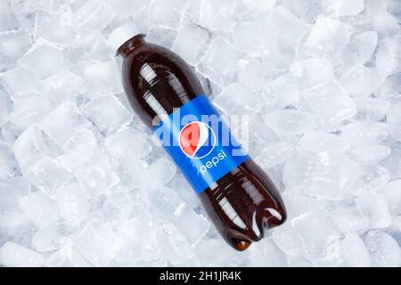 Stuttgart, Deutschland - 31. August 2021: Pepsi Cola in Plastikflasche Limonade Softdrink auf Eiswürfeln in Stuttgart, Deutschland. Stockfoto