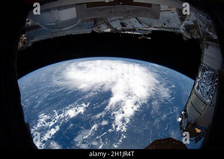 Weitwinkelansicht von der Internationalen Raumstation der Erde und einem tropischen Sturm (Tropical Storm Victor) im Atlantischen Ozean Stockfoto